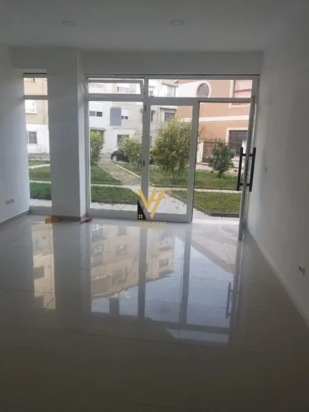 Tirane, jepet me qera dyqan Kati 0, 30 m² 400 € (VASIL SHANTO)
