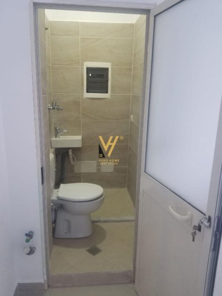 Tirane, jepet me qera dyqan Kati 0, 30 m² 400 € (VASIL SHANTO)