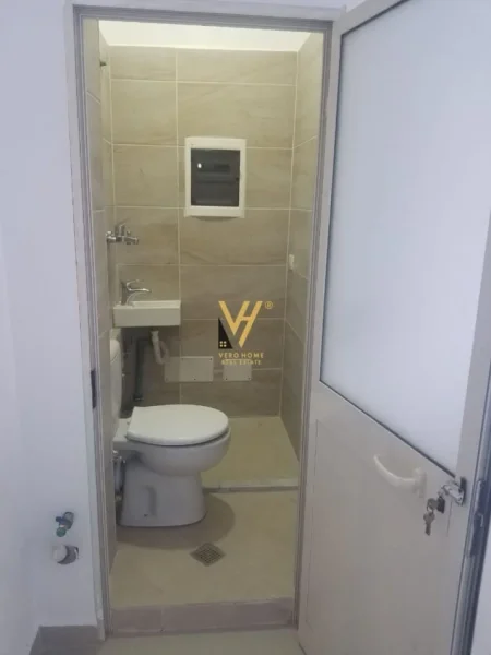 Tirane, jepet me qera dyqan Kati 0, 30 m² 400 € (VASIL SHANTO)
