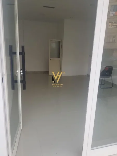 Tirane, jepet me qera dyqan Kati 0, 30 m² 400 € (VASIL SHANTO)