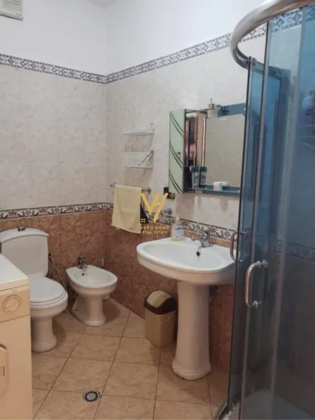 Tirane, jepet me qera apartament 2+1+Ballkon Kati 9, 105 m² 650 € (KOMUNA E PARISIT)