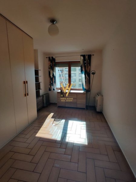 Tirane, jepet me qera apartament 2+1+Ballkon Kati 5, 110 m² 1.000 € (MYSLYM SHYR)