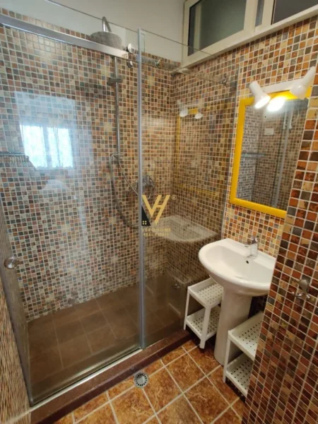 Tirane, jepet me qera apartament 2+1+Ballkon Kati 5, 110 m² 1.000 € (MYSLYM SHYR)