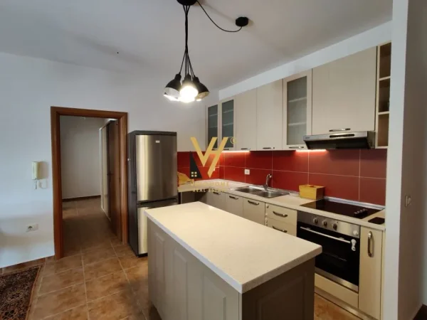 Tirane, jepet me qera apartament 2+1+Ballkon Kati 5, 110 m² 1.000 € (MYSLYM SHYR)