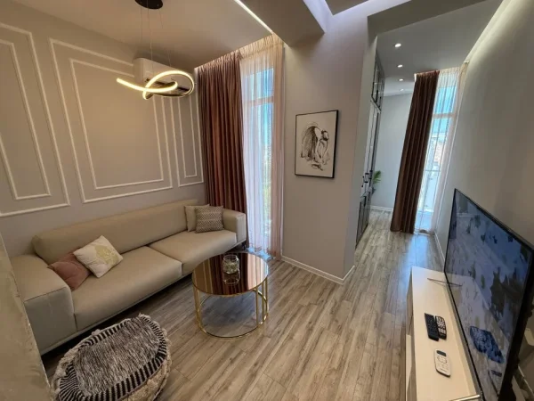 Tirane, jepet me qera apartament 1+1+Aneks+Ballkon Kati 5, 75 m² 700 € (Kompleksi Kika 2)