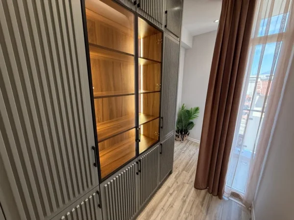 Tirane, jepet me qera apartament 1+1+Aneks+Ballkon Kati 5, 75 m² 700 € (Kompleksi Kika 2)