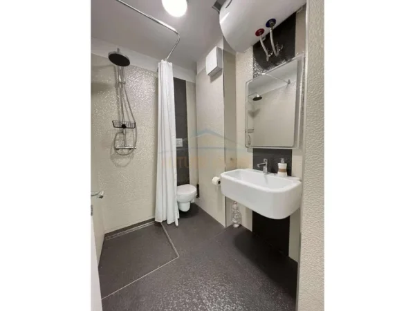 Tirane, jepet me qera apartament 1+1+Ballkon Kati 5, 72 m² 700 € (Pazari i Ri)