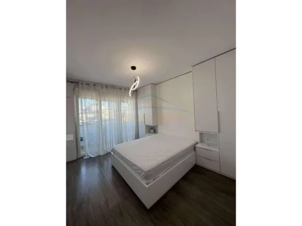 Tirane, jepet me qera apartament 1+1+Ballkon Kati 5, 72 m² 700 € (Pazari i Ri)
