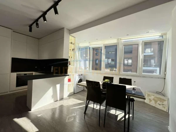 Tirane, jepet me qera apartament 1+1+Ballkon Kati 5, 72 m² 700 € (Pazari i Ri)