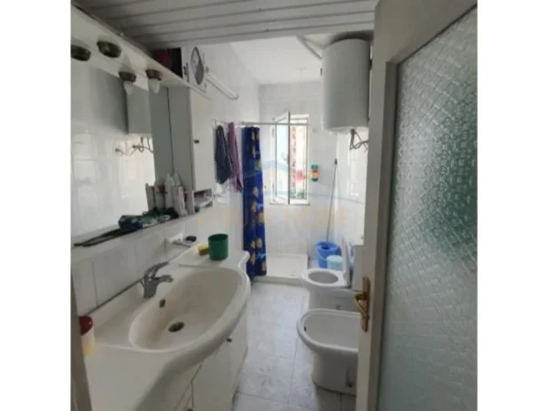 Tirane, jepet me qera apartament 2+1 Kati 5, 95 m² 500 € (Rruga Bulevardi Zogu I, Qender Tirane)