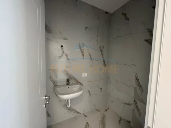 Tirane, jepet me qera zyre Kati 1, 100 m² 1.200 € (Tirana Garden Building, Rruga e Kavajes)