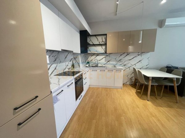 Tirane, jepet me qera apartament 2+1+Ballkon Kati 3, 95 m² 750 € (Rruga e Kavajes)