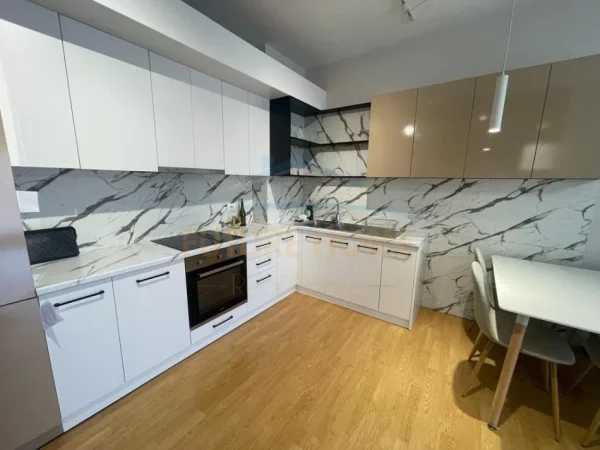Tirane, jepet me qera apartament 2+1+Ballkon Kati 3, 95 m² 750 € (Rruga e Kavajes)