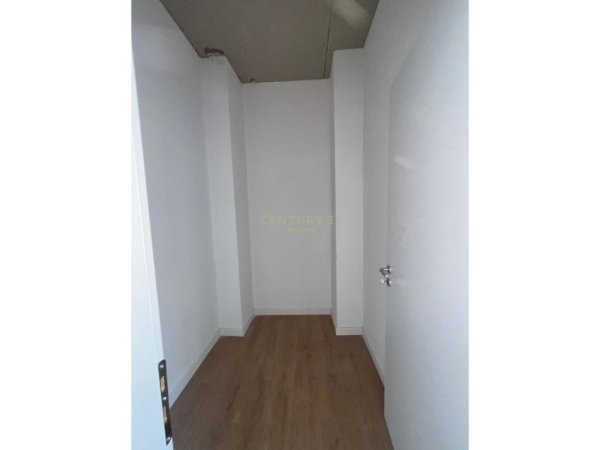 Tirane, jap me qera ambjent biznesi , 124 m² 2.000 € (Liqeni i Thate)