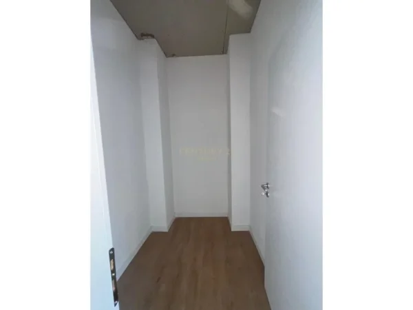 Tirane, jap me qera ambjent biznesi , 124 m² 2.000 € (Liqeni i Thate)