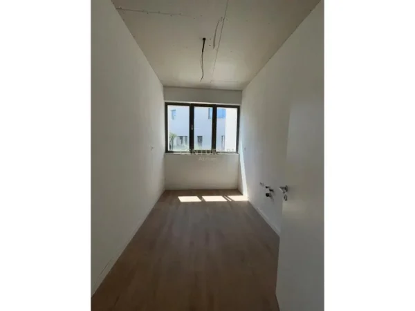 Tirane, jap me qera ambjent biznesi , 124 m² 2.000 € (Liqeni i Thate)