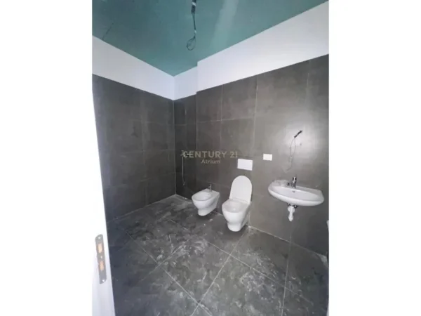 Tirane, jap me qera ambjent biznesi , 124 m² 2.000 € (Liqeni i Thate)