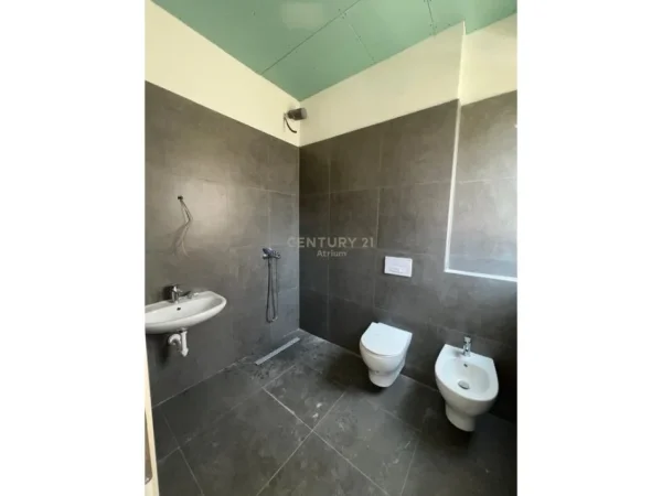 Tirane, jap me qera ambjent biznesi , 124 m² 2.000 € (Liqeni i Thate)