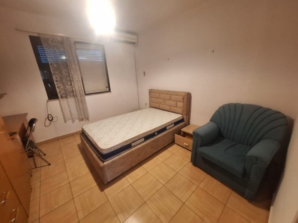 Tirane, jepet me qera apartament 1+1 Kati 5, 50 m² 350€ ( JEPET ME QERA APARTAMENT 1+1 TEK OXHAKU, AFER SHKOLLËS SË BASHKUAR)
