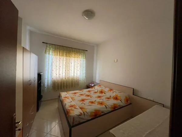 Tirane, jepet me qera apartament 2+1+Aneks+Ballkon Kati 2, 112 m² 450 € (Pran bar oslo astir)