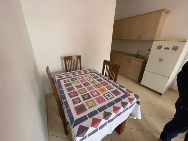 Tirane, jepet me qera apartament 2+1+Aneks+Ballkon Kati 2, 112 m² 450 € (Pran bar oslo astir)