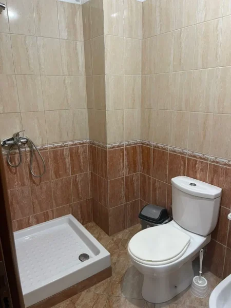 Tirane, jepet me qera apartament 2+1+Aneks+Ballkon Kati 2, 112 m² 450 € (Pran bar oslo astir)
