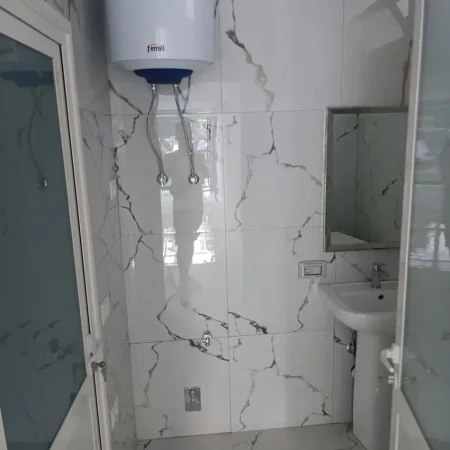Tirane, jepet me qera ambjent biznesi Kati 1, 40 m² 500 € (Ish stacioni fundit i tiranes re)
