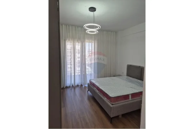 Tirane, jepet me qera apartament 2+1+Ballkon Kati 5, 750 € 