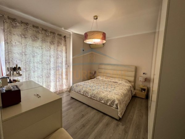 Tirane, jepet me qera apartament 2+1 Kati 3, 99 m² 500 € (Fresku, prane Thesarit)