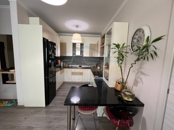 Tirane, jepet me qera apartament 2+1 Kati 3, 99 m² 500 € (Fresku, prane Thesarit)