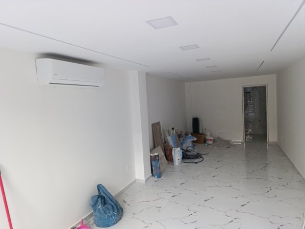 Tirane, jepet me qera ambjent biznesi Kati 1, 42 m² 500 € (ISH Stacioni fundit I Tiranes re pran ISH parkut dhe delijorgji)