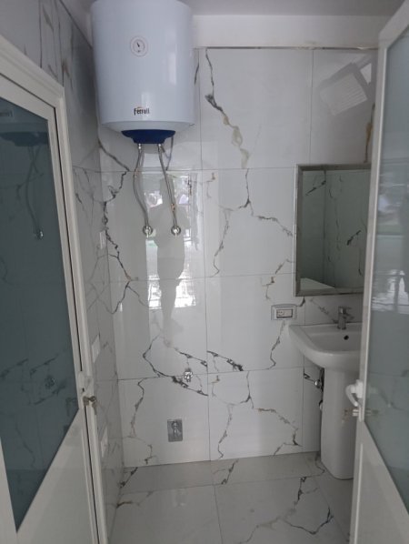 Tirane, jepet me qera ambjent biznesi Kati 1, 42 m² 500 € (ISH Stacioni fundit I Tiranes re pran ISH parkut dhe delijorgji)