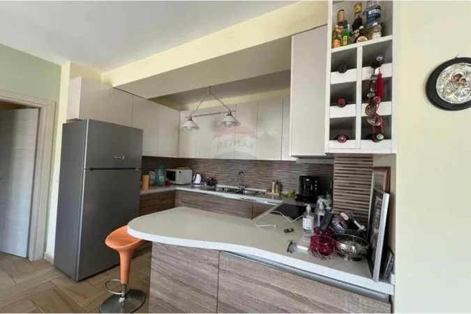 Tirane, jepet me qera apartament 2+1+Ballkon , 112 m² 650 € 