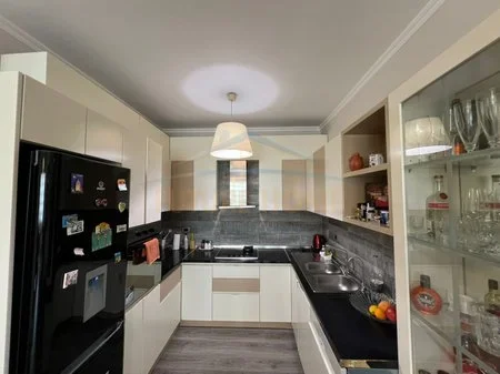 Tirane, jepet me qera apartament 2+1 Kati 3, 99 m² 500 € 