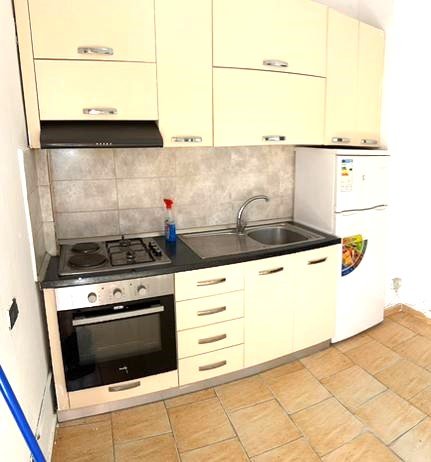 Tirane, jepet me qera apartament 1+1 Kati 1, 50 m² 300 € ( *JEPET ME QERA APARTAMENT 1+1 – AFER XHAMISË, DON BOSKO!*)