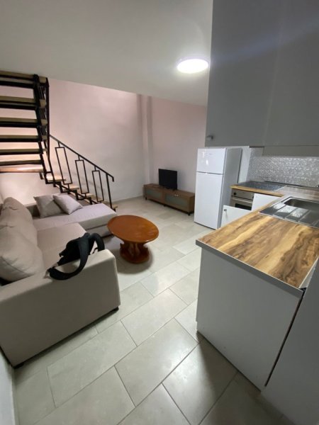 Tirane, jepet me qera apartament duplex 1+1 Kati 0, 60 m² 300 € (rruga Osman Jonuzi)