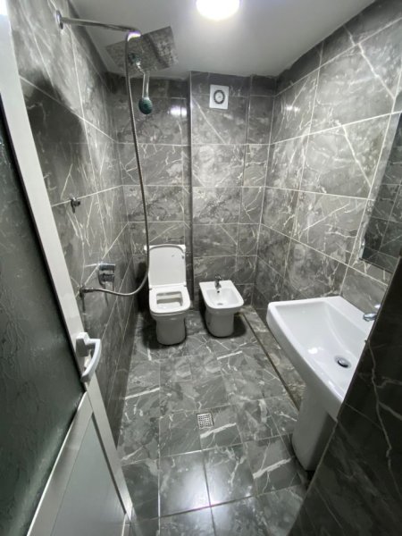 Tirane, jepet me qera apartament duplex 1+1 Kati 0, 60 m² 300 € (rruga Osman Jonuzi)