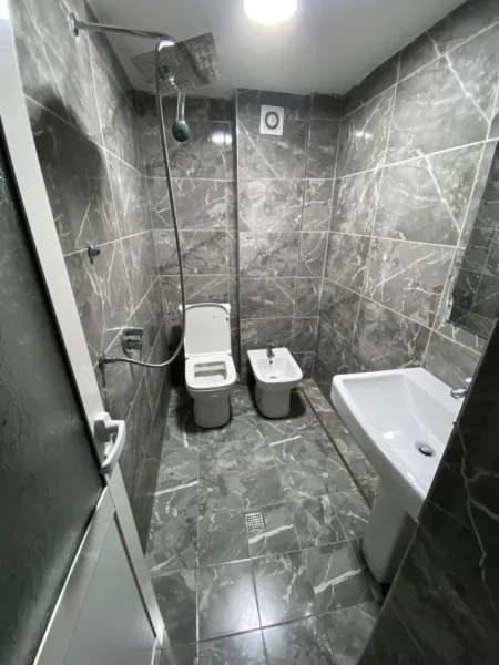 Tirane, jepet me qera apartament duplex 1+1 Kati 0, 60 m² 300 € (rruga Osman Jonuzi)