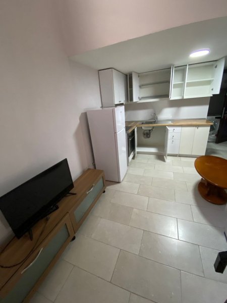 Tirane, jepet me qera apartament duplex 1+1 Kati 0, 60 m² 300 € (rruga Osman Jonuzi)