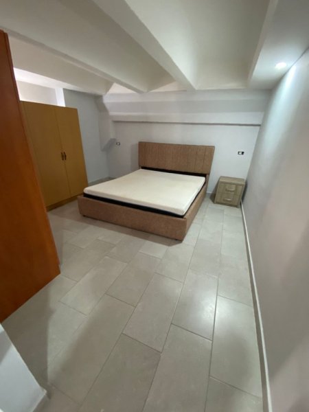 Tirane, jepet me qera apartament duplex 1+1 Kati 0, 60 m² 300 € (rruga Osman Jonuzi)
