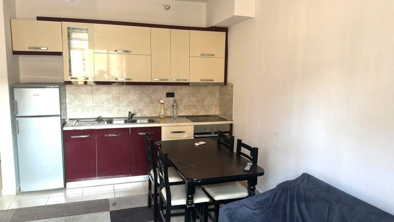 Tirane, jepet me qera apartament 1+1 Kati 1, 55 m² 500 € ( *JEPET ME QERA SUPER APARTAMENTI 1+1 TEK RRUGA E DIBRËS!*)