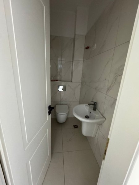 Tirane, jepet me qera ambjent biznesi , 69 m² 500 € (Point Center)