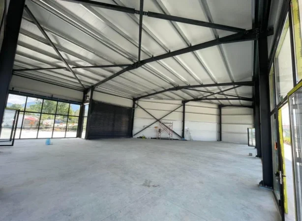 Tirane, jepet me qera magazine Kati 0, 380 m² 2.000 € (Zall-Herr)