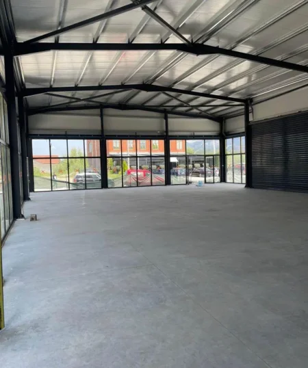 Tirane, jepet me qera magazine Kati 0, 380 m² 2.000 € (Zall-Herr)