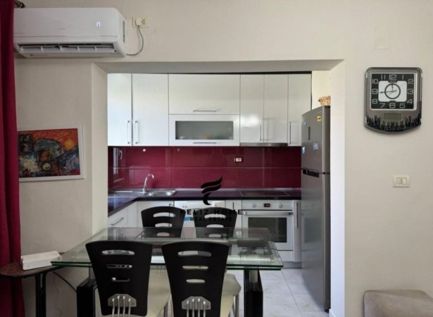 Tirane, jepet me qera apartament 2+1+Ballkon Kati 5, 85 m² 700 € (QENDER)