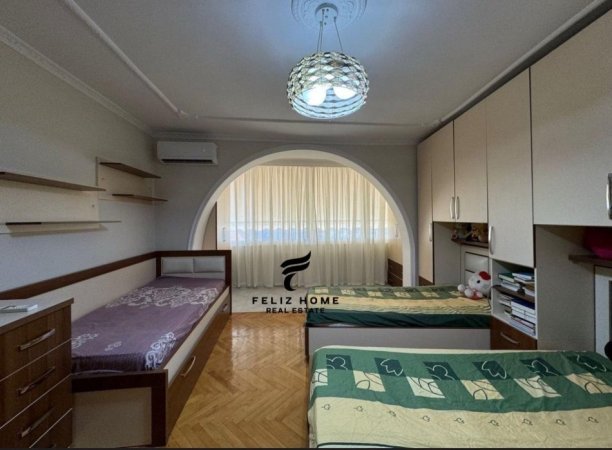 Tirane, jepet me qera apartament 2+1+Ballkon Kati 5, 85 m² 700 € (QENDER)