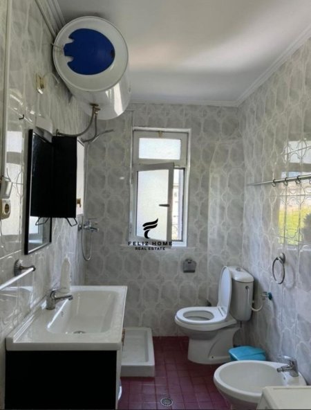 Tirane, jepet me qera apartament 2+1+Ballkon Kati 5, 85 m² 700 € (QENDER)