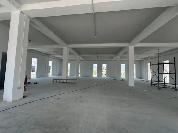 Tirane, jepet me qera magazine Kati 3, 1.500 m² 5.250 € (PRUSH)