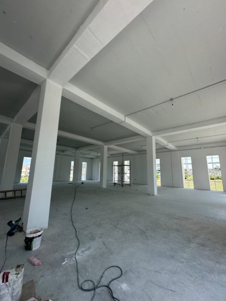 Tirane, jepet me qera magazine Kati 3, 1.500 m² 5.250 € (PRUSH)