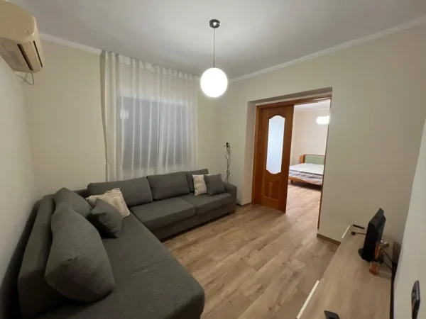 Tirane, jepet me qera apartament 3+1 Kati 3, 120 m² 650 € (rruga e kavajes)